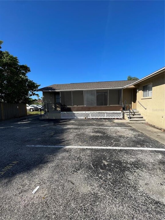 1037 Apollo Beach Blvd-Unit -B in Apollo Beach, FL - Building Photo