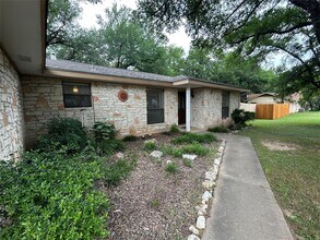 1012 Mockingbird Dr in Manchaca, TX - Building Photo - Building Photo
