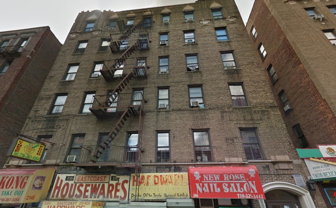 206 E 198th St in Bronx, NY - Foto de edificio