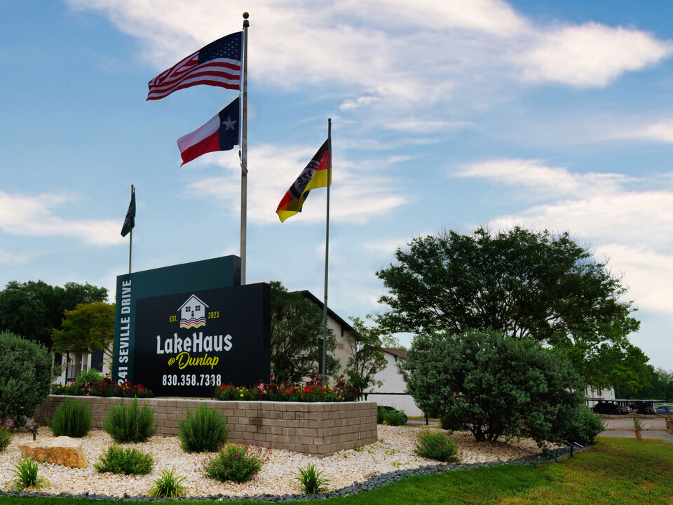 LakeHaus @ Dunlap in New Braunfels, TX - Foto de edificio