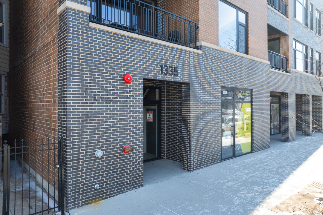 1335 N Western Ave in Chicago, IL - Building Photo