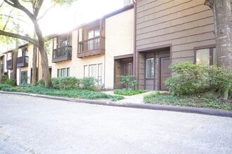 11711 Memorial Dr, Unit 695 in Houston, TX - Building Photo - Building Photo