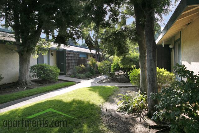 Bullard Gardens in Fresno, CA - Foto de edificio - Building Photo