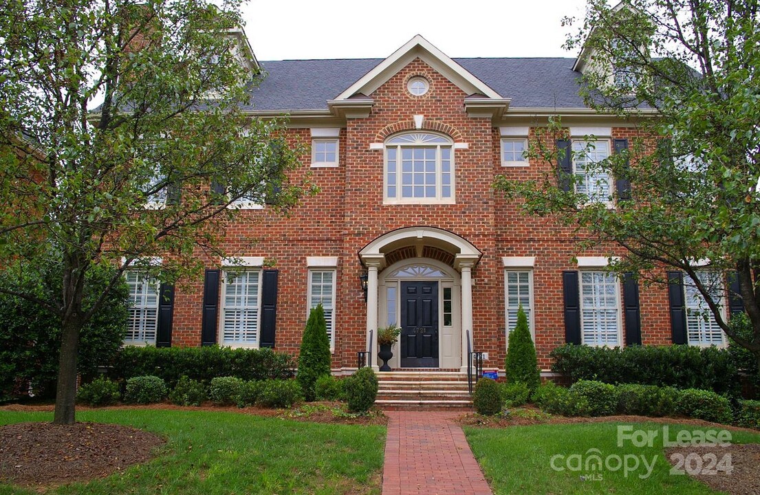 4721 Cambridge Crescent Dr in Charlotte, NC - Foto de edificio