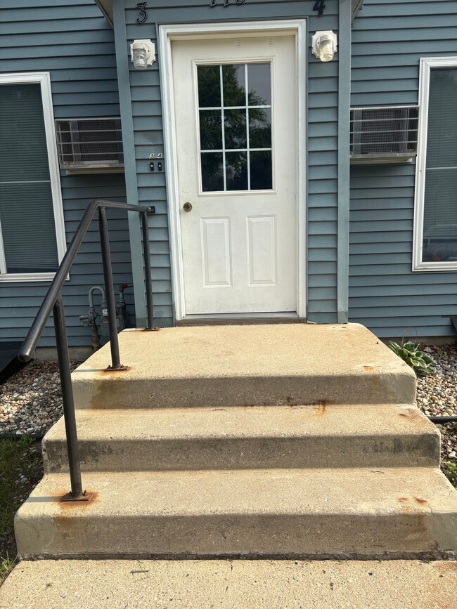 119 E Welcome Ave, Unit #4 in Mankato, MN - Foto de edificio - Building Photo