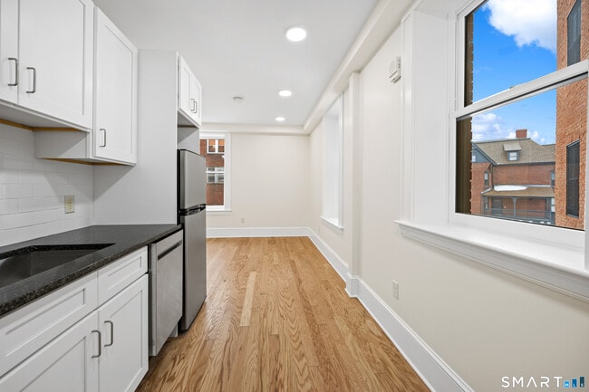 1355 Main St in Hartford, CT - Building Photo - Building Photo