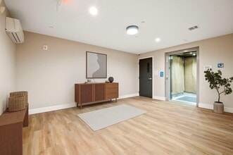 1 Carnation Ave in Floral Park, NY - Building Photo - Building Photo