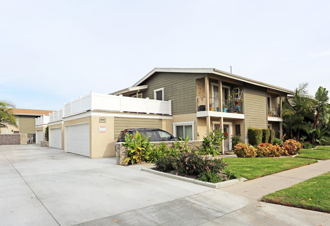 Green Villa Apartments in Los Alamitos, CA - Building Photo - Building Photo