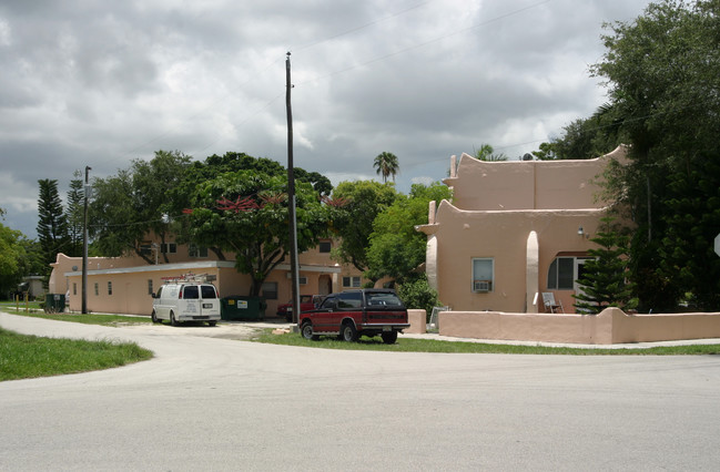 Osceola Apartment Hotel in Miami Springs, FL - Foto de edificio - Building Photo