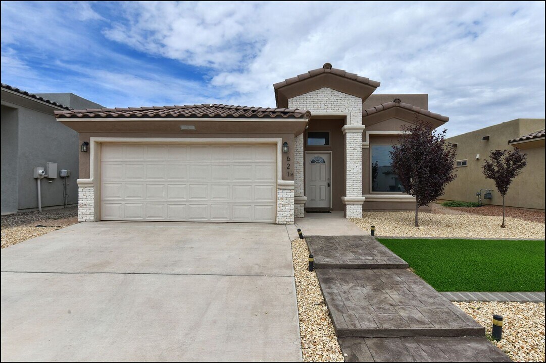 621 Cedarwood Dr in El Paso, TX - Foto de edificio