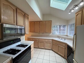 244 Hillcrest Ct in Pleasant Hill, CA - Foto de edificio - Building Photo