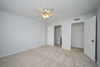 8427 Hearth Dr in Houston, TX - Building Photo - Building Photo