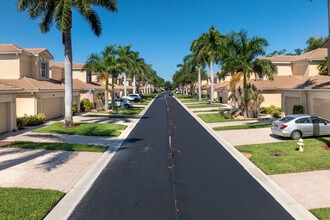 Jonathans Bay Condos in Ft. Myers, FL - Building Photo - Building Photo