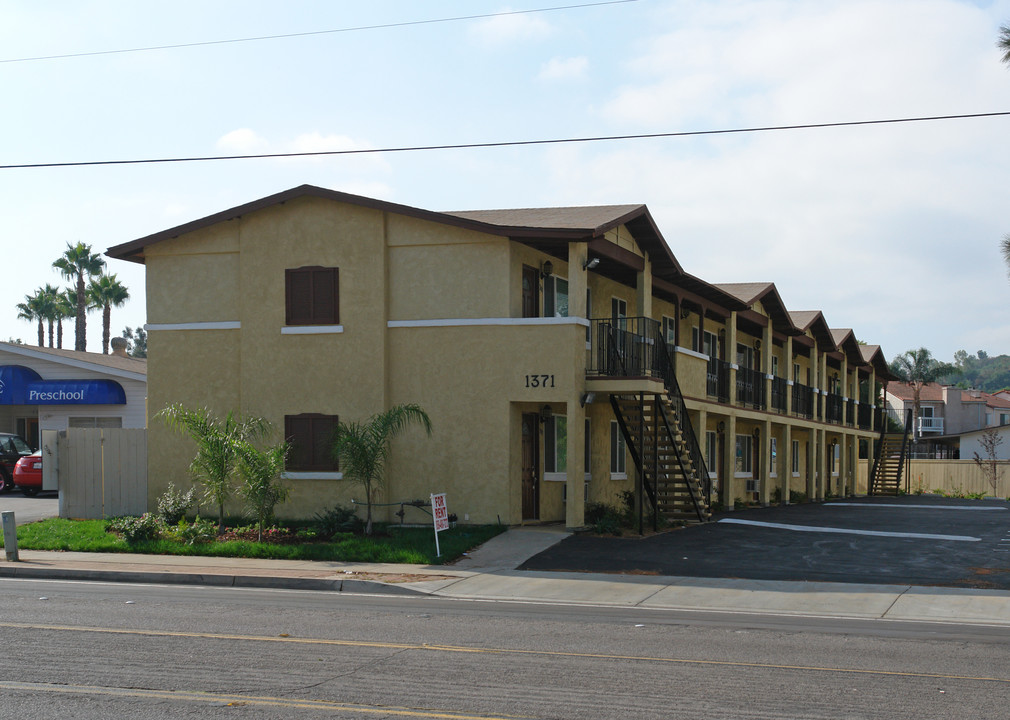 1371 E Washington Ave in El Cajon, CA - Building Photo