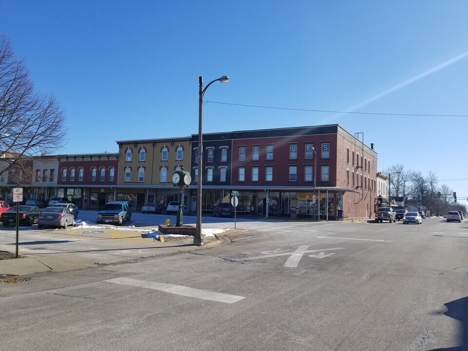 8 E Railroad St in Sandwich, IL - Building Photo