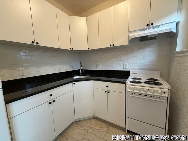 2018 Commonwealth Ave, Unit 33 in Boston, MA - Foto de edificio - Building Photo