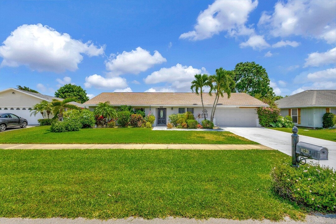11721 Inverness Cir in West Palm Beach, FL - Building Photo