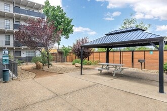 The Portals Apartments in Albuquerque, NM - Foto de edificio - Building Photo