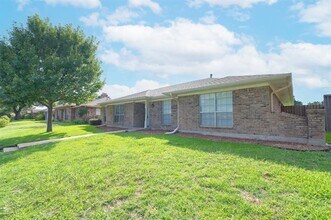 801 Meadowgate Dr in Garland, TX - Building Photo - Building Photo