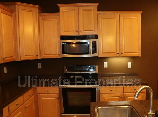 18043 W Hatcher Rd in Waddell, AZ - Foto de edificio - Building Photo