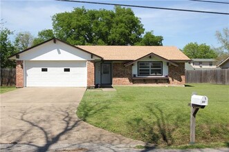 608 E Gee St in Pilot Point, TX - Building Photo - Building Photo