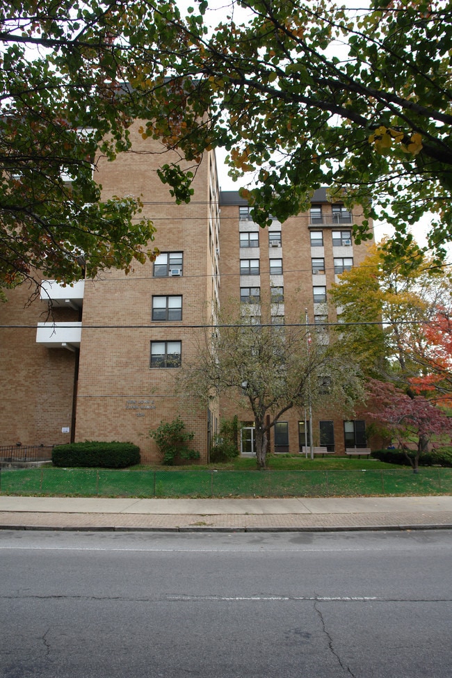 John Flynn Manor in Yonkers, NY - Foto de edificio - Building Photo