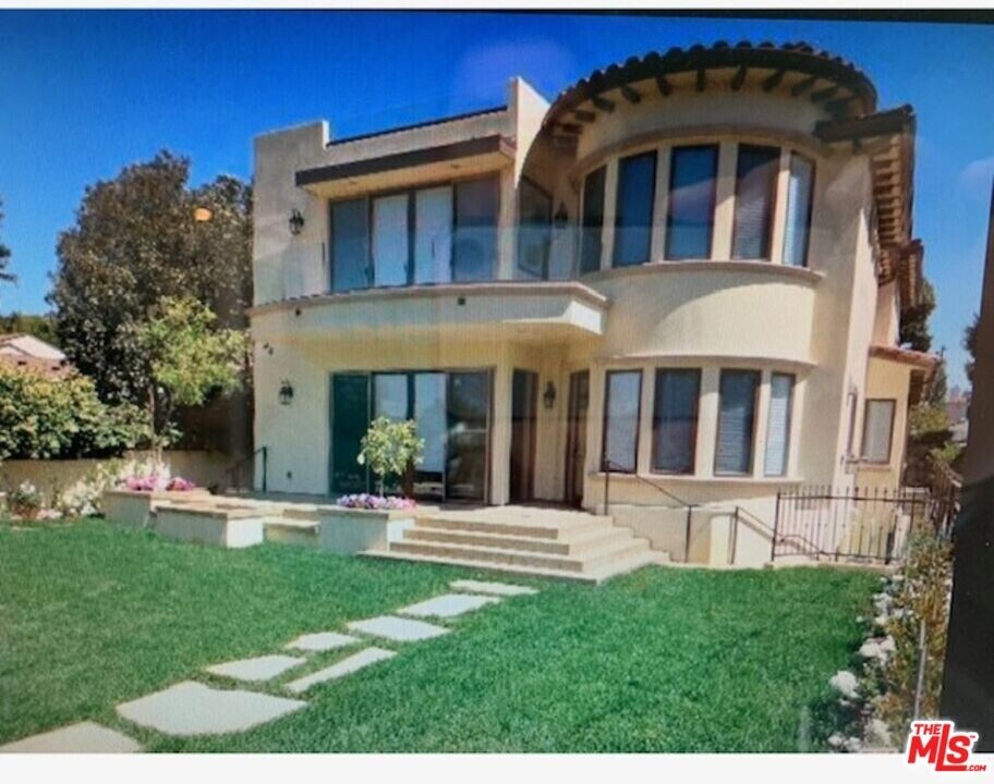 1126 Yale St in Santa Monica, CA - Building Photo