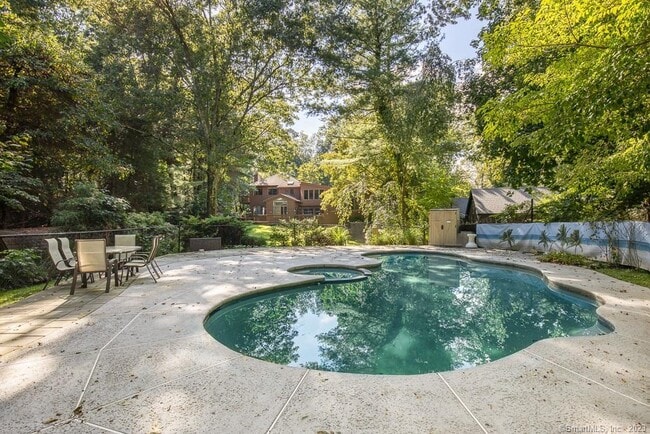 585 Webbs Hill Rd in Stamford, CT - Building Photo - Building Photo