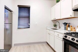 19 W Mulberry St in Baltimore, MD - Building Photo