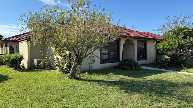 555 Hunter Cir in Kissimmee, FL - Building Photo - Building Photo