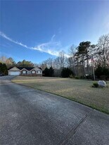 3910 Piney Brook Dr in Loganville, GA - Building Photo