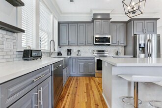 1212 Carondelet St in New Orleans, LA - Building Photo - Building Photo