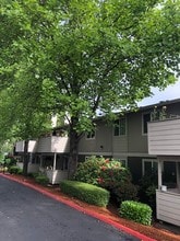 Creekside Commons Apartments in Tigard, OR - Foto de edificio - Building Photo