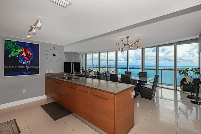 465 Brickell Ave, Unit 5101 in Miami, FL - Foto de edificio - Building Photo