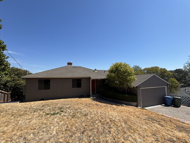 1320 El Curtola Blvd in Lafayette, CA - Building Photo - Building Photo