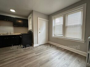 5911 W Huron St in Chicago, IL - Building Photo - Building Photo