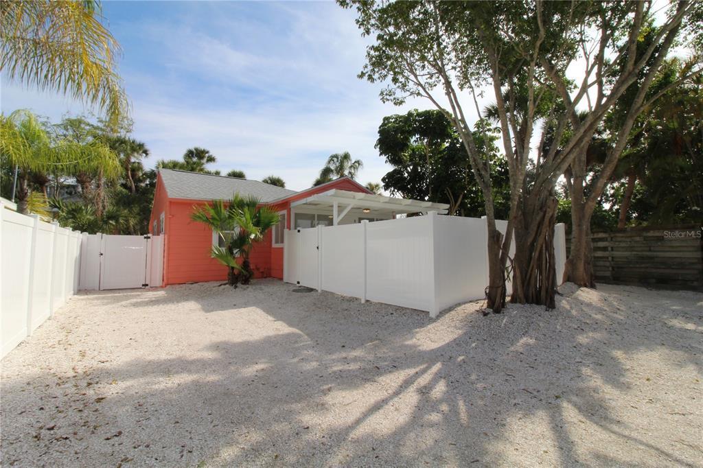 5235 Calle De Costa Rica in Siesta Key, FL - Building Photo