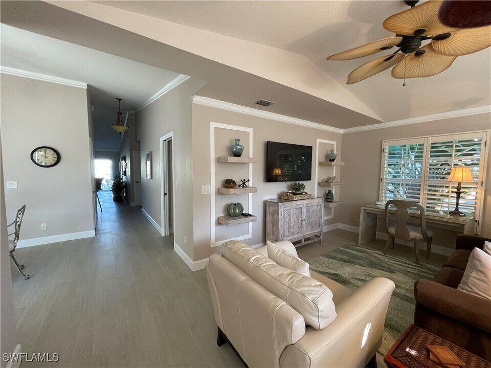 7046 Barrington Cir in Naples, FL - Foto de edificio