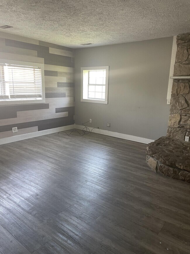 619 E Main St photo'