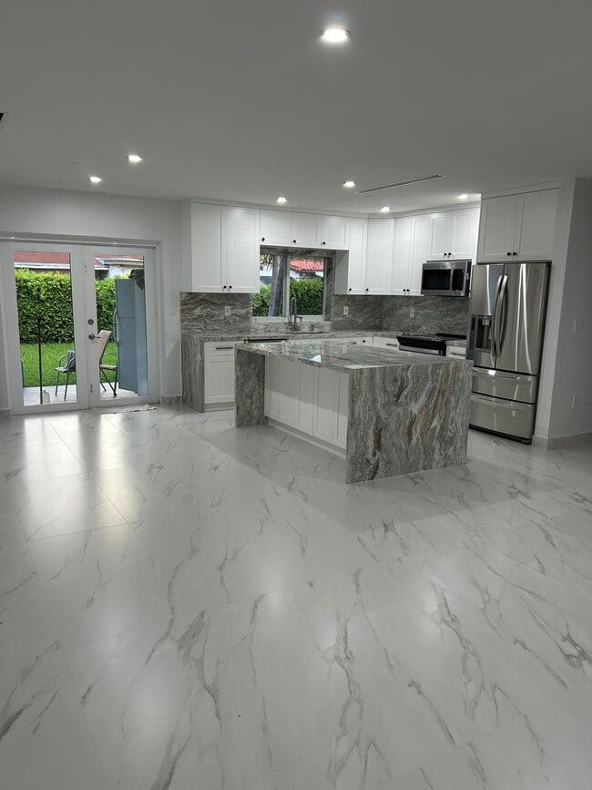 8441 SW 16th St in Miami, FL - Building Photo - Building Photo