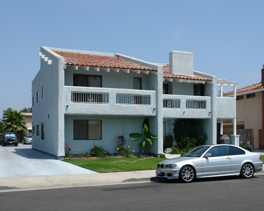 Blanton Apartments in Huntington Beach, CA - Building Photo