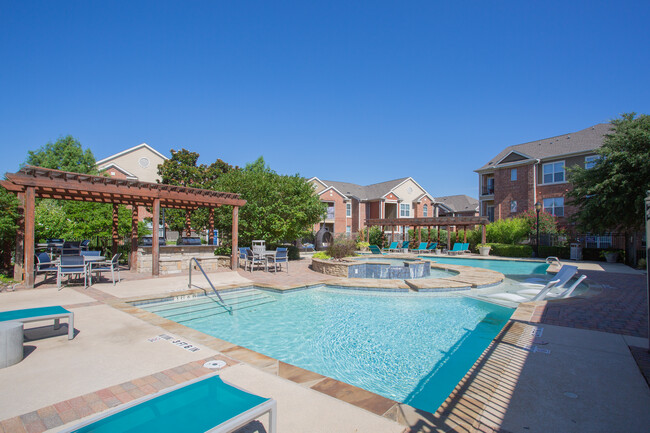 Vista 121 Apartment Homes in Lewisville, TX - Foto de edificio - Building Photo