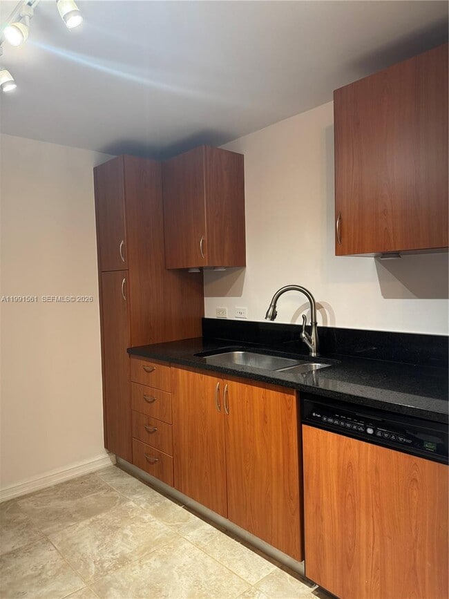 18800 NE 29th Ave in Miami, FL - Building Photo - Building Photo