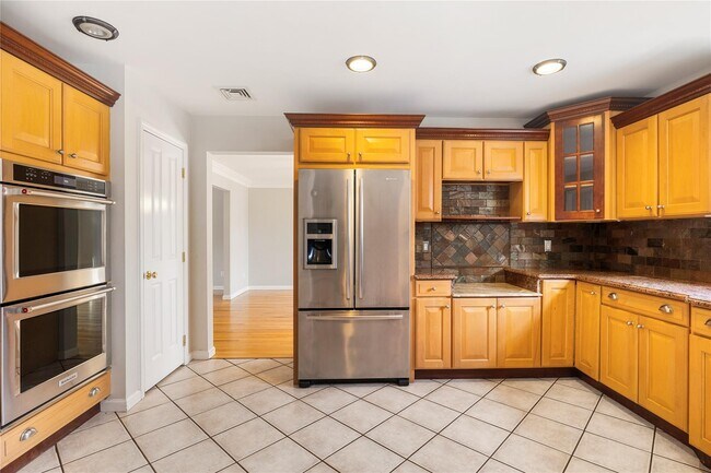 3 Carmen View Dr in Shirley, NY - Building Photo - Building Photo