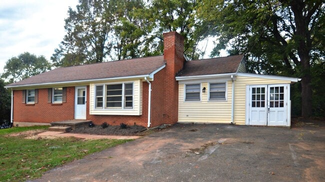 197 Hilltop Dr in Madison Heights, VA - Building Photo - Building Photo