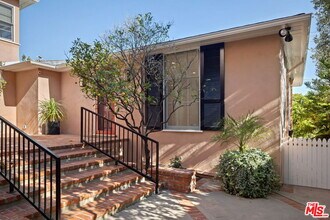 450 Smithwood Dr in Beverly Hills, CA - Building Photo - Building Photo