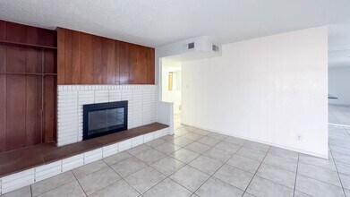 6916 Kinkenon Dr in Las Vegas, NV - Foto de edificio - Building Photo