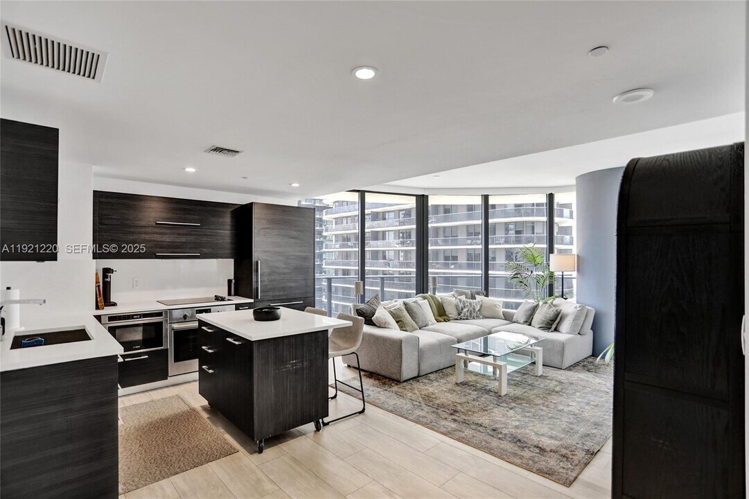 45 SW 9th St in Miami, FL - Building Photo