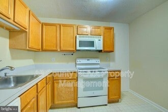 613 Center St in Herndon, VA - Building Photo - Building Photo