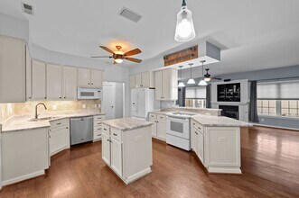 202 Peachtree Ln in Yorktown, VA - Building Photo - Building Photo